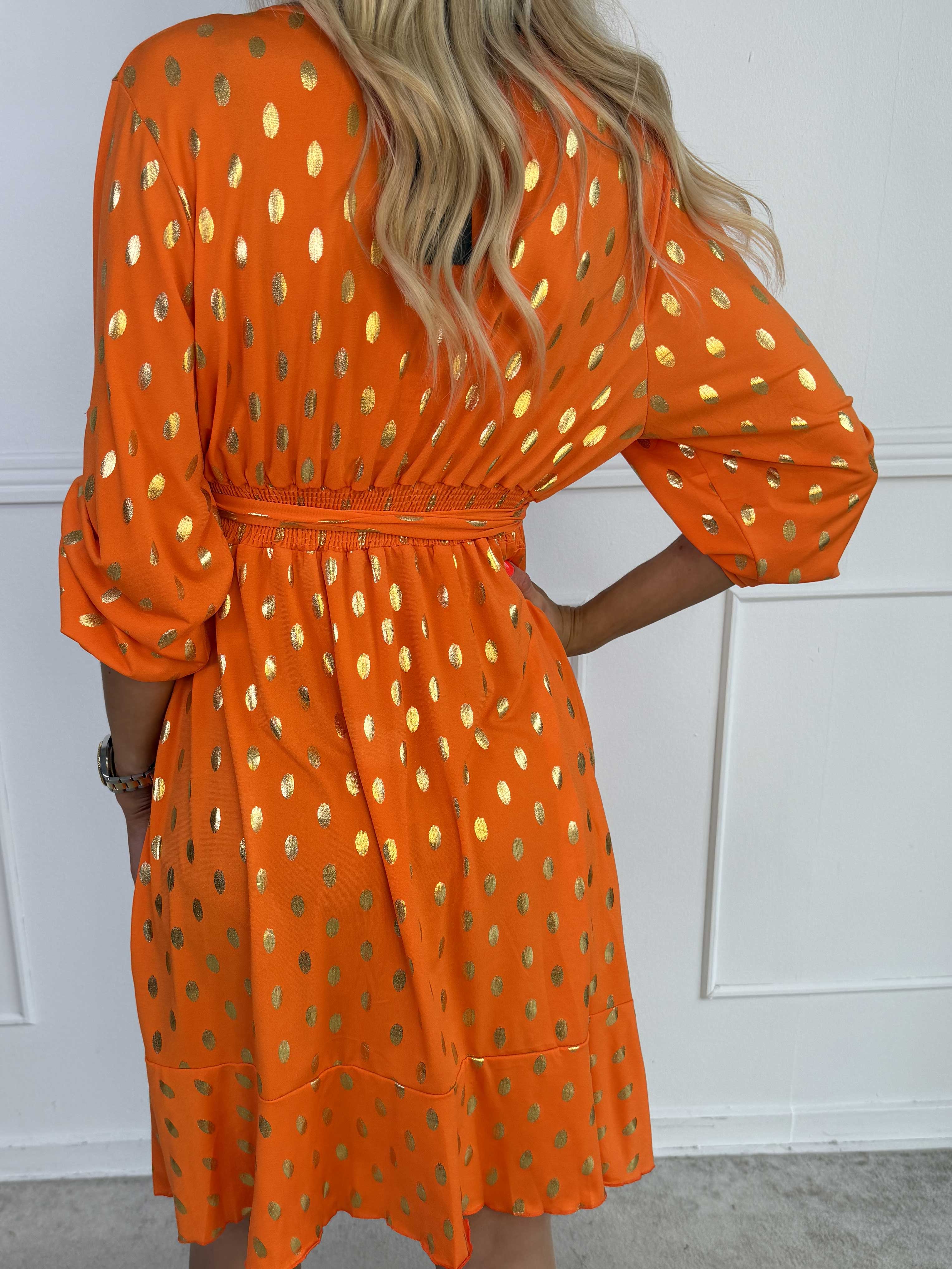 Savina Gold - Elastisk kjole i slå-om-look med guld dutter